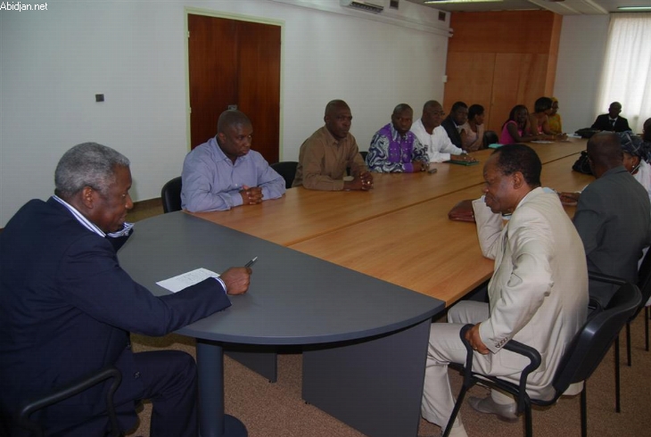 Des fonctionnaires reprennent le travail à Abidjan, des journaux reparaissent